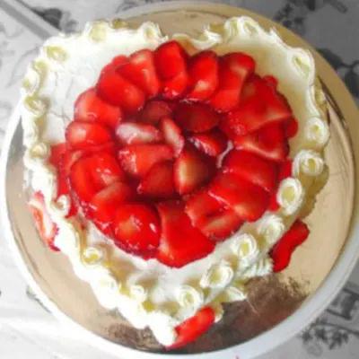 Eggless Heart Shape 1 Kg Strawberry Cake